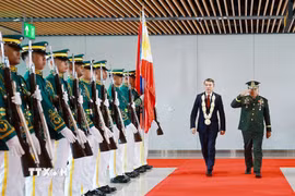 Lễ đón Thủ tướng Lê Minh Hưng tham dự Hội nghị Cấp cao ASEAN lần thứ 48 tại sân bay quốc tế Mactan, Cebu, Philippines. (Ảnh: Dương Giang/TTXVN)