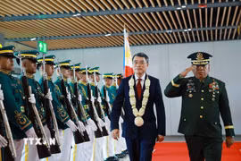 Lễ đón Thủ tướng Lê Minh Hưng tham dự Hội nghị Cấp cao ASEAN lần thứ 48 tại sân bay quốc tế Mactan, Cebu, Philippines. (Ảnh: Dương Giang/TTXVN)