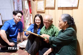 Ông Lò Văn Hếnh ở bản Nà Hường, xã Tà Hộc, tỉnh Sơn La (96 tuổi), cựu thanh niên xung phong, giai đoạn 1952-1954 tại Ngã ba Cò Nòi ôn lại kỷ niệm một thời tham gia chiến đấu. (Ảnh: Quang Quyết/TTXVN)