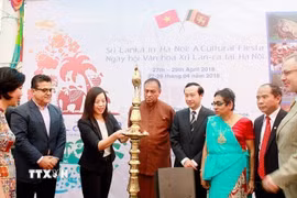 Chủ tịch Quốc hội Sri Lanka Karu Jayasuriya làm lễ thắp nến khai mạc Lễ hội Văn hóa Sri Lanka tại Hà Nội. (Ảnh: Hoàng Hà/TTXVN phát)