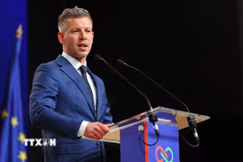 Ông Peter Magyar, lãnh đạo đảng Tisza, phát biểu trong cuộc họp báo tại Budapest, Hungary. (Ảnh: THX/TTXVN)