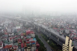 Đường Phạm Văn Đồng mờ ảo trong thời tiết mưa phùn. (Ảnh: Huy Hùng/TTXVN)