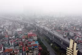 Đường Phạm Văn Đồng mờ ảo trong thời tiết mưa phùn. (Ảnh: Huy Hùng/TTXVN)