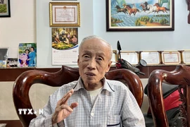 Ông Phan Minh Huệ, nguyên cán bộ, giảng viên Trường Đại học Giao thông vận tải Thành phố Hồ Chí Minh, chia sẻ với phóng viên TTXVN. (Ảnh: Tiến Lực/TTXVN)