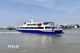Tàu cao tốc Phú Quý Express di vận chuyển hành khách từ cảng Phan Thiết ra đặc khu Phú Quý. (Ảnh: Nguyễn Thanh/TTXVN)