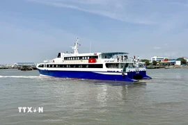 Tàu cao tốc Phú Quý Express di vận chuyển hành khách từ cảng Phan Thiết ra đặc khu Phú Quý. (Ảnh: Nguyễn Thanh/TTXVN)