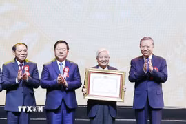 Tổng Bí thư Tô Lâm trao tặng Huân chương Hồ Chí Minh cho đội ngũ người làm báo. (Ảnh: Thống Nhất/TTXVN)