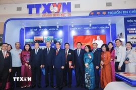 Tổng Bí thư Tô Lâm thăm gian trưng bày Thông tấn xã Việt Nam tại Hội báo toàn quốc 2025. (Ảnh: TTXVN)