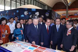 Tổng Bí thư Tô Lâm, các đồng chí lãnh đạo Đảng, Nhà nước và các đại biểu tham quan không gian trưng bày của TTXVN. (Ảnh: Thống Nhất/TTXVN)