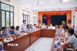 UBND xã Tân Lập đã họp khẩn chỉ đạo vụ nghi ngộ độc thực phẩm xảy ra trên địa bàn. (Ảnh: TTXVN phát)