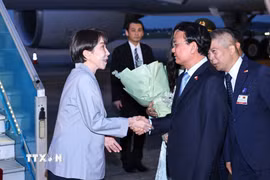 Đồng chí Đặng Xuân Phong, Ủy viên Trung ương Đảng, Bộ trưởng, Chủ nhiệm Văn phòng Chính phủ đón Thủ tướng Nhật Bản Takaichi Sanae tại sân bay Quốc tế Nội Bài. (Ảnh: Minh Đức/TTXVN)