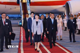 Đồng chí Đặng Xuân Phong, Ủy viên Trung ương Đảng, Bộ trưởng, Chủ nhiệm Văn phòng Chính phủ đón Thủ tướng Nhật Bản Takaichi Sanae tại sân bay Quốc tế Nội Bài. (Ảnh: Minh Đức/TTXVN)