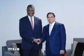 Thủ tướng Phạm Minh Chính gặp Phó Tổng thống Nam Phi Paul Mashatile. (Ảnh: Dương Giang/TTXVN)