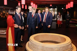 Chủ tịch Quốc hội Trần Thanh Mẫn cùng Chủ tịch Thượng viện Quốc hội Cộng hòa Séc Milos Vystrcil tham quan Khu khảo cổ dưới lòng đất nhà Quốc hội. (Ảnh: Doãn Tấn/TTXVN)