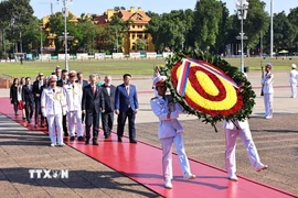 Chủ tịch Thượng viện Quốc hội Cộng hòa Séc Milos Vystrcil đến đặt vòng hoa và vào Lăng viếng Chủ tịch Hồ Chí Minh. (Ảnh: Minh Đức/TTXVN)