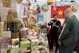 Khách tham quan và tìm hiểu các sản phẩm tại gian hàng của Cơ quan Thương vụ Việt Nam tại Hong Kong. (Ảnh: Mạc Luyện/TTXVN)