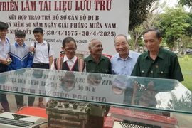 Các cán bộ đi B tham quan kỷ vật một thời trên chiến trường. (Ảnh: Hoài Nam/TTXVN)