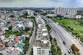 Các tòa nhà tái định cư tại khu NO15, NO16 Thượng Thanh, phường Việt Hưng (Hà Nội) được đề xuất bố trí cho các hộ dân thuộc diện di dời phục vụ dự án xây dựng cầu Tứ Liên và cầu Trần Hưng Đạo. (Ảnh: Trung Nguyên/TTXVN)
