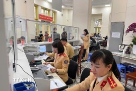 Phòng Cảnh sát giao thông, Công an thành phố Hải Phòng, tiếp nhận cấp, đổi Giấy phép lái xe. (Ảnh: TTXVN phát)