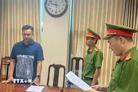 Cơ quan Cảnh sát điều tra Công an thành phố Cần Thơ tống đạt các quyết định tố tụng đối với Huỳnh Thanh Hiển, chủ cửa hàng Thanh Hiển Luxury. (Ảnh: TTXVN phát)