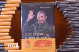 Cuốn sách Fidel Castro Ruz - Từ tuổi thơ đến huyền thoại. (Ảnh: Văn Điệp/TTXVN)