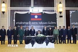 Thường trực Ban Bí thư Trần Cẩm Tú ghi sổ tang. (Ảnh: Phương Hoa/TTXVN)