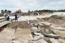 Bờ kè sông Ba đoạn qua xã Tây Hòa bị dòng nước lũ cuốn trôi, gây hư hại một số đoạn. (Ảnh: Tường Quân/TTXVN)