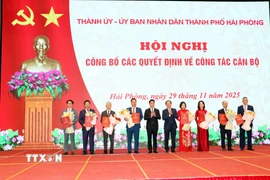 Bí thư Thành ủy Hải Phòng Lê Tiến Châu và Chủ tịch Ủy ban Nhân dân thành phố Lê Ngọc Châu trao quyết định và tặng hoa chúc mừng các cán bộ được điều động, luân chuyển. (Ảnh: Mạnh Tú/TTXVN)