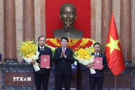 Chủ tịch nước Lương Cường trao quyết định bổ nhiệm Phó Chánh án Toà án Nhân dân tối cao đối với hai đồng chí Lê Tiến và Nguyễn Biên Thùy. (Ảnh: Lâm Khánh/TTXVN)