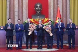 Lãnh đạo Tòa án Nhân dân tối cao chúc mừng hai Phó Chánh án Tòa án Nhân dân tối cao Lê Tiến và Nguyễn Biên Thùy. (Ảnh: Lâm Khánh/TTXVN)