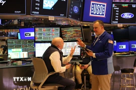 Giao dịch viên tại sàn chứng khoán New York, Mỹ. (Ảnh: THX/TTXVN)