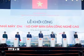Tổng Bí thư Tô Lâm, Thủ tướng Phạm Minh Chính và các đại biểu phát lệnh khởi công Nhà máy chế tạo Chip bán dẫn công nghệ cao. (Ảnh: Thống Nhất/TTXVN)