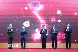 Thường trực Ban Bí thư Trần Cẩm Tú cùng các đại biểu nhấn nút khai trương ứng dụng của ngành Tuyên giáo và Dân vận trên điện thoại di động. (Ảnh: Phương Hoa/TTXVN)