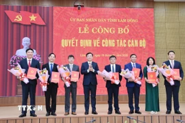 Chủ tịch UBND tỉnh Lâm Đồng Hồ Văn Mười (đứng giữa) trao quyết định bổ nhiệm cho 7 cán bộ lãnh đạo các phường, sở, ngành. (Ảnh: TTXVN phát)