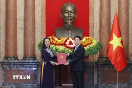 Chủ tịch nước Lương Cường trao quyết định bổ nhiệm Đại sứ đặc mệnh toàn quyền Việt Nam nhiệm kỳ 2025-2028 đối với đồng chí Đỗ Thùy Dương. (Ảnh: Lâm Khánh/TTXVN)