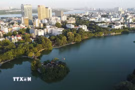 Khu vực phố Đinh Tiên Hoàng trong không gian hồ Hoàn Kiếm. (Ảnh: Huy Hùng/TTXVN)