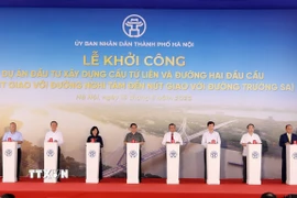Thủ tướng Phạm Minh Chính và các đại biểu phát lệnh khởi công Dự án đầu tư xây dựng cầu Tứ Liên và đường hai đầu cầu. (Ảnh: Quốc Khánh/TTXVN)