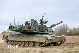 Binh sỹ Ba Lan tham gia buổi huấn luyện tại thao trường Biedrusko ngày 7/4/2025. (Ảnh: PAP/TTXVN)