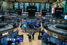 Giao dịch viên tại sàn chứng khoán New York, Mỹ. (Ảnh: THX/TTXVN)