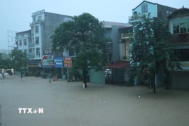 Mưa lớn gây ngập lụt tại phường Phan Đình Phùng, tỉnh Thái Nguyên. (Ảnh: Quân Trang/TTXVN)