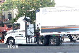 Xe tải hạng nặng lưu thông trên đường Connecticut ở thủ đô Washington D.C., ngày 6/10/2025. (Ảnh: Ngọc Quang/TTXVN)