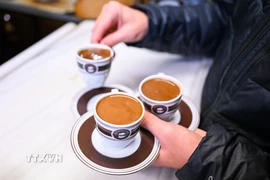 Người dân pha càphê tại Istanbul, Thổ Nhĩ Kỳ, ngày 5/12/2024. (Ảnh: THX/TTXVN)