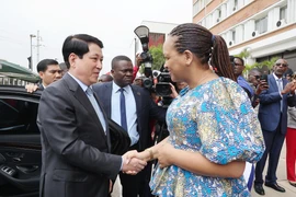 Bà Mara Regina da Silva Baptista Domingos Quiosa, Phó Chủ tịch Đảng MPLA đón Chủ tịch nước Lương Cường. (Ảnh: Lâm Khánh/TTXVN)