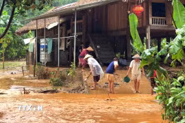 Người dân thôn Chì, xã Xuân Giang (Tuyên Quang) dọn bùn đất sau khi nước rút. (Ảnh: Minh Tâm/TTXVN)