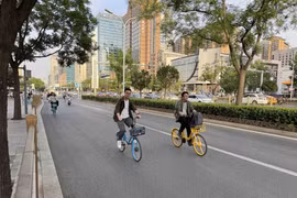 Người dân tại thủ đô Bắc Kinh của Trung Quốc. (Ảnh: Công Tuyên/TTXVN)