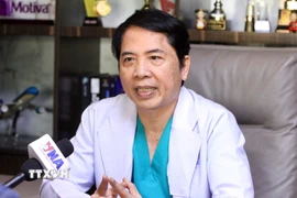 Tiến sỹ, Bác sỹ Heng LiHong chia sẻ quan điểm xoay quanh đột phá chiến lược về nhân lực, kỳ vọng về mô hình tăng trưởng mới và nhiều vấn đề quan trọng khác của đất nước trong cuộc phỏng vấn phóng viên TTXVN tại Phnom Penh. (Ảnh: Quang Anh/TTXVN)