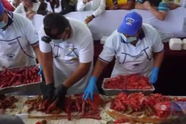 Thưởng thức chiếc bánh mỳ khổng lồ dài 90m, đầy ắp nhân thịt tại Mexico