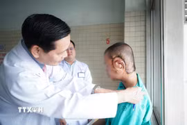 Bệnh nhân sau khi được phẫu thuật cắt bỏ khối u thần kinh khổng lồ nặng gần 1kg. (Ảnh: TTXVN phát)