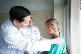 Bệnh nhân sau khi được phẫu thuật cắt bỏ khối u thần kinh khổng lồ nặng gần 1kg. (Ảnh: TTXVN phát)