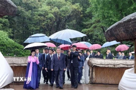 Tổng Bí thư Tô Lâm và Đoàn đại biểu cấp cao Việt Nam thăm Vạn Cảnh Đài - quê hương của Chủ tịch Kim Nhật Thành. (Ảnh: Thống Nhất/TTXVN)